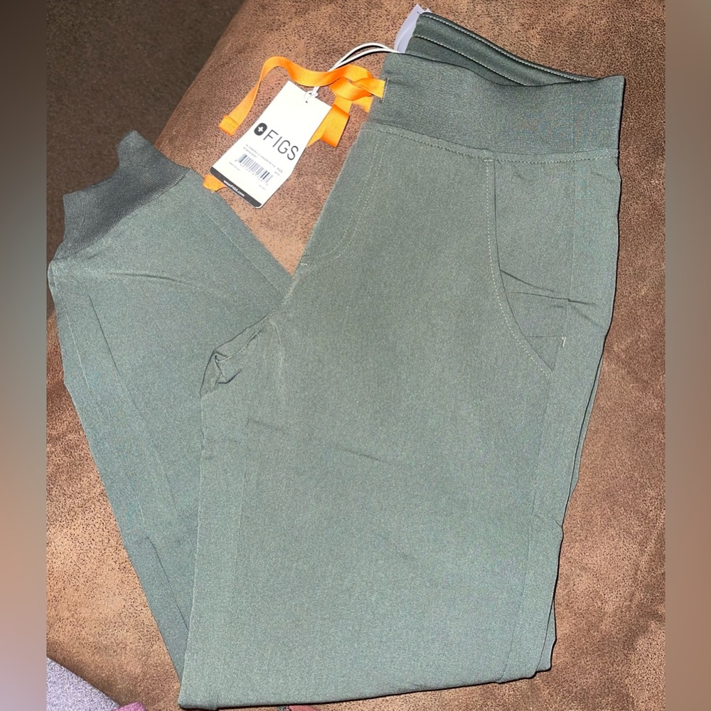 NWT FIGS Scrub bottoms.